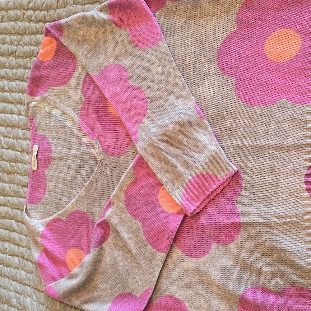 Light weight Daisy design spring sweater